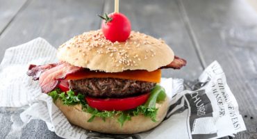 Image: HAMBURGER MED BACON, CHEDDAR OG TOMAT
