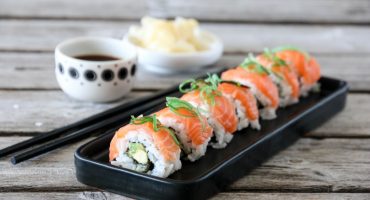 Image: MAKI MED LAKS, AVOKADO OG WASABIMAJONES