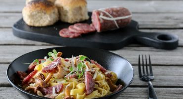 Image: PASTA MED KANTARELLER OG SPEKET PØLSE
