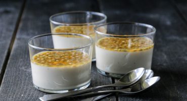 Image: SYRLIG PANNA COTTA MED PASJONSFRUKTSAUS