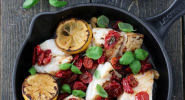 Image: TORSK MED BALSAMICOVINAIGRETTE OG SOLTØRKEDE CHERRYTOMATER