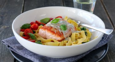 Image: PANNESTEKT LAKS MED OSTESAUS, PASTA OG SPINAT
