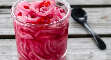 Image: SYLTET RØDLØK MED CHILI OG INGEFÆR