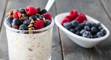 Image: KJØLESKAPSGRØT MED HAVRE, BÆR OG GRANOLA