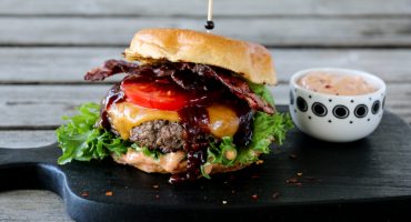 Image: BURGER MED BACON OG CHILIMAJONES