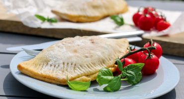 Image: CALZONE MED SPINAT, TOMAT OG FETA
