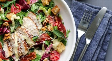 Image: KYLLINGSALAT MED PARMACHIPS OG PARMESANDRESSING