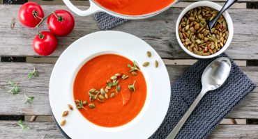 Image: TOMATSUPPE MED RISTEDE GRESSKARKJERNER