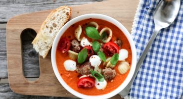 Image: TOMATSUPPE MED SALSICCIA, PASTA OG MOZZARELLA