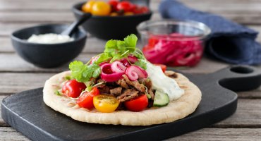 Image: LAMMEKEBAB MED SYLTET RØDLØK OG MYNTEYOGHURT