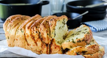 Image: STABLEBRØD MED CHEDDAR OG URTER