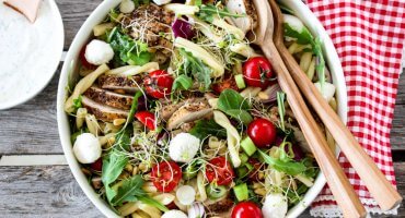Image: PASTASALAT MED KYLLING OG URTEDRESSING