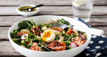 Image: PASTASALAT MED VARMRØKT LAKS & SITRONVINAIGRETTE