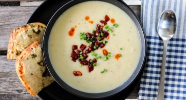 Image: POTET- OG PURRELØKSUPPE MED CHORIZOSMULER