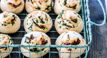 Image: SPINATSNURRER MED TOMAT OG FETA