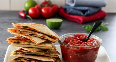 Image: QUESADILLAS MED CHEDDAR & TOMATSALSA