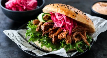 Image: SPICY PULLED PORK MED SYLTET RØDLØK OG CHIPOTLEMAJONES