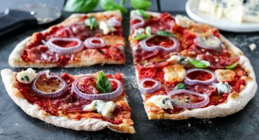 Image: PIZZA MED ITALIENSK SALAMI, RØDLØK OG BLÅMUGGOST