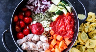 Image: ONE POT MED SALSICCIA OG TORTELLINI