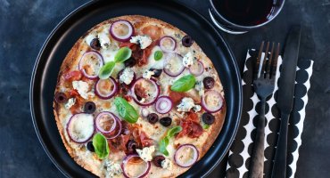 Image: TORTILLAPIZZA MED PARMASKINKE, BLÅMUGGOST & OLIVEN