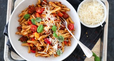 Image: PASTA MED CHORIZO, PAPRIKA OG RØD PESTO