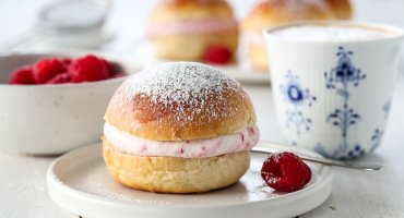 Image: FASTELAVNSBOLLER MED BRINGEBÆRKREM