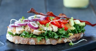 Image: CLUB SANDWICH MED KYLLING, BACON OG KARRIMAJONES