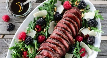 Image: HELSTEKT INDREFILET MED SOMMERSALAT