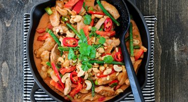 Image: RØD CURRY MED SVINEKJØTT, PAPRIKA OG CASHEWNØTTER
