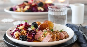 Image: ANDEBRYST MED APPELSINSAUS OG RØDKÅLSALAT