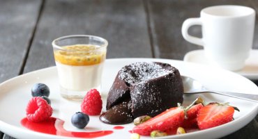 Image: SJOKOLADEFONDANT, PANNA COTTA OG PISTASJNØTTER