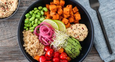 Image: BUDDHA BOWL MED KRYDDERSTEKT SØTPOTET OG HUMMUS