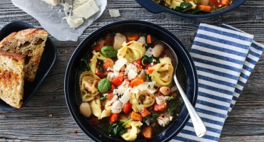 Image: KYLLINGSUPPE MED TORTELLONI OG BØNNER