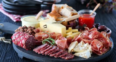 Image: SPEKEFAT MED OST, FOCCACIA & AIOLI