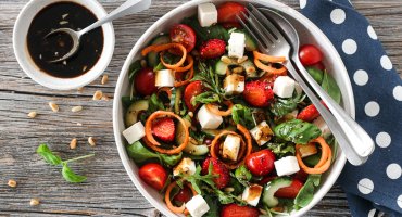 Image: SALAT MED JORDBÆR, TOMAT OG FETA