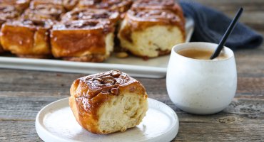 Image: KARAMELLSNURRER – «STICKY BUNS»