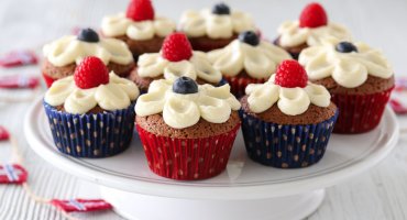 Image: SJOKOLADECUPCAKES MED OSTEKREM OG FRISKE BÆR