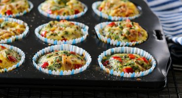 Image: OMELETTMUFFINS MED SKINKE, PAPRIKA OG SPINAT