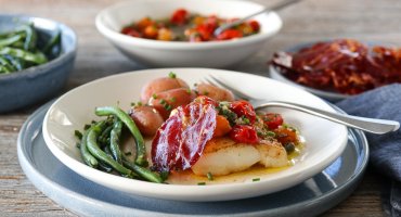 Image: TORSK MED SPRØ COPPASKINKE OG SAUCE VIERGE