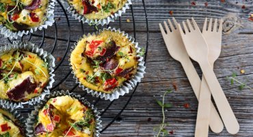 Image: OMELETTMUFFINS MED BRESAOLA, SPINAT OG FETA