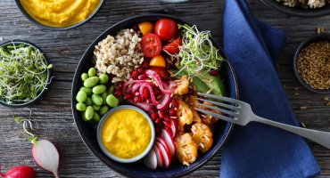 Image: BUDDHA BOWL MED CHILIBAKT BLOMKÅL OG GULROTDIP