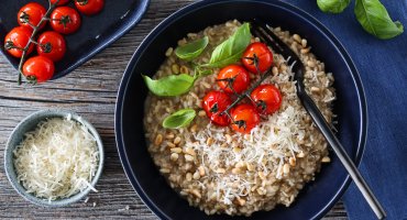 Image: HAVREOTTO MED TOMATER, PARMESAN OG PINJEKJERNER