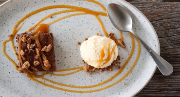 Image: SJOKOLADEKAKE MED SALT KARAMELLSAUS