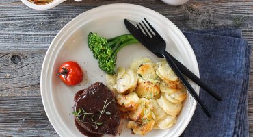 Image: BIFF MED RØDVINSAUS OG POTETGRATENG
