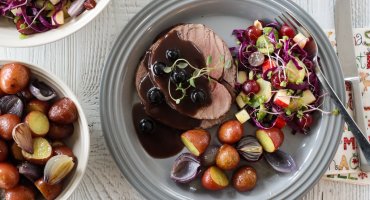 Image: REINSDYRSTEK MED BLÅBÆRSAUS OG ROSENKÅLSALAT