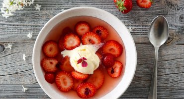Image: SOMMERFRISK RABARBRASUPPE MED JORDBÆR