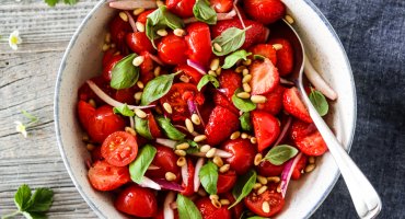 Image: JORDBÆR- OG TOMATSALAT MED CHILI