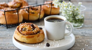 Image: KANELBOLLER MED ROSINER