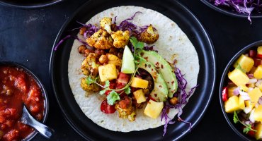 Image: BLOMKÅLTACO MED KIKERTER OG MANGOSALAT