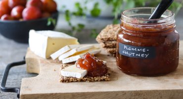 Image: PLOMMECHUTNEY MED ROSINER OG CHILI